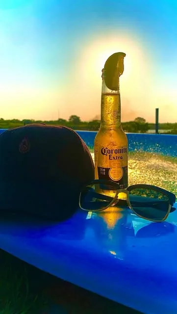 Una cerveza sobre un kayak contra la puesta de sol