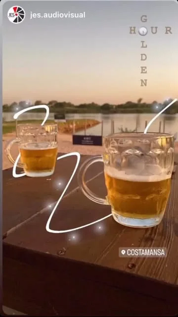 Dos chopps en la baranda de CostaMansa durante la hora dorada sobre el río