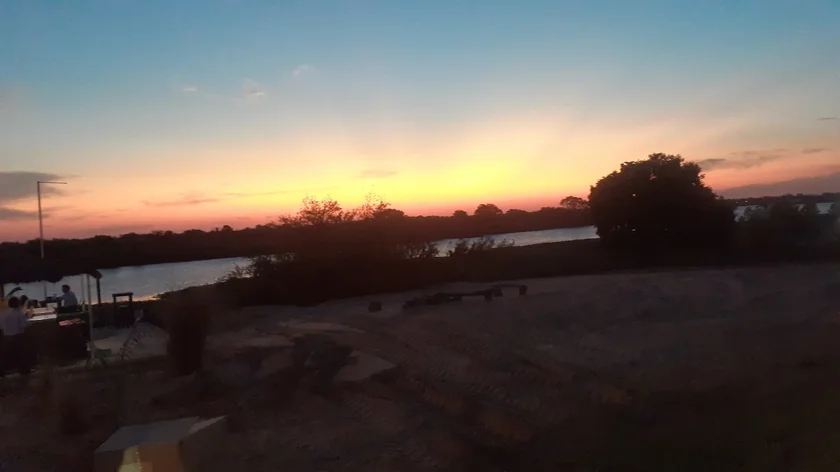 Puesta de sol sobre el río Paraguay desde CostaMansa