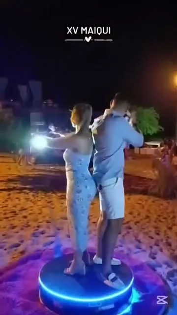Fiesta de quince años sobre la arena de CostaMansa, de noche